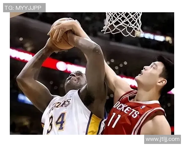 姚明在NBA赛场上强势压制沙奎尔奥尼尔展现巨星风范与篮球智慧